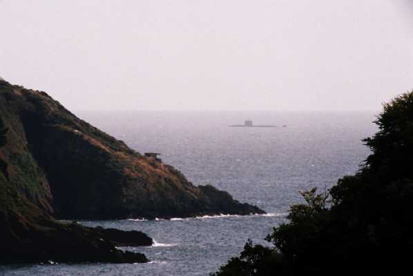 19 April 2007 - 15-04-46.jpg
Saw this sight just the once. In our two degree view out to sea, up popped...a submarine. No idea of its name - or even its nationality. Can anyone help?

#Dartmouth #submarine